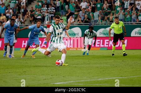 BUDAPEST, UNGARN - 4. AUGUST: Ihor Kharatin von Ferencvarosi TC punktet beim UEFA Champions League Third Qualifying Round 1st Leg Match zwischen Ferencvarosi TC und SK Slavia Praha am 4. August 2021 im Ferencvaros Stadium in Budapest, Ungarn. Stockfoto