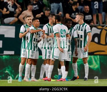 BUDAPEST, UNGARN - 4. AUGUST: (l-r) Eldar Civic von Ferencvarosi TC, Myrto Uzuni von Ferencvarosi TC, Ihor Kharatin von Ferencvarosi TC, Aissa Laidouni von Ferencvarosi TC, Tokmac Chol Nguen von Ferencvarosi TC und Miha Blazic von Ferencvarosi TC feiern am 4. August 2021 in Budapest, Ungarn, das erste Tor während des UEFA Champions League Third Qualifying Round 1st Leg Match zwischen Ferencvarosi TC und SK Slavia Praha im Ferencvaros Stadium. Stockfoto