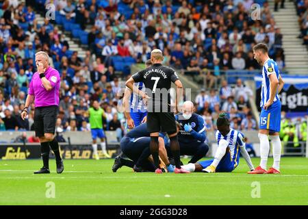 Brighton, Großbritannien. August 2021. Yves Bissouma aus Brighton und Hove Albion wird während des Premier League-Spiels zwischen Brighton & Hove Albion und Everton am 28. August 2021 beim Amex in Brighton, England, behandelt. (Foto von Jeff Mood/phcimages.com) Credit: PHC Images/Alamy Live News Credit: PHC Images/Alamy Live News Stockfoto