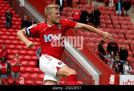 Charlton Athletic feiert Jayden Stockley nach dem letzten Pfiff während des Sky Bet League One-Spiels im Londoner Valley. Bilddatum: Samstag, 28. August 2021. Stockfoto