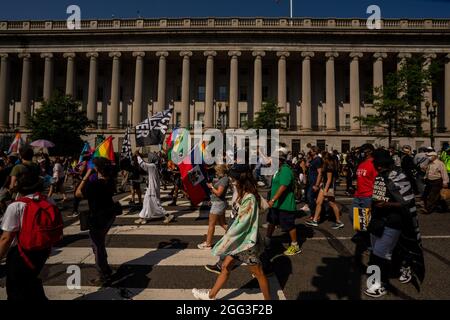 Washington, Usa. August 2021. Die Anhänger des „Marsches gegen Washington“ marschieren am 58. Jahrestag der Rede von Martin Luther King Jr. „Ich habe einen Traum“ am Samstag, dem 28. August 2021, in Washington, DC zur National Mall. Wahlrechtler fordern Bundesgesetze zum Schutz und zur Erweiterung des Zugangs zu den Wahlen. Foto von Ken Cedeno/UPI Credit: UPI/Alamy Live News Stockfoto