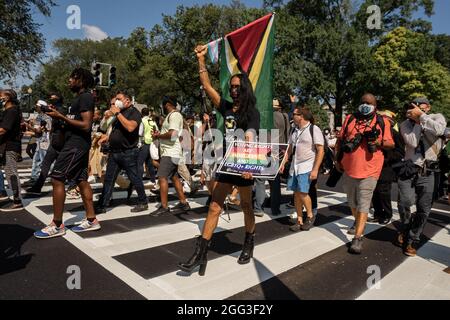 Washington, Usa. August 2021. Die Anhänger des „Marsches gegen Washington“ marschieren am 58. Jahrestag der Rede von Martin Luther King Jr. „Ich habe einen Traum“ am Samstag, dem 28. August 2021, in Washington, DC zur National Mall. Wahlrechtler fordern Bundesgesetze zum Schutz und zur Erweiterung des Zugangs zu den Wahlen. Foto von Ken Cedeno/UPI Credit: UPI/Alamy Live News Stockfoto