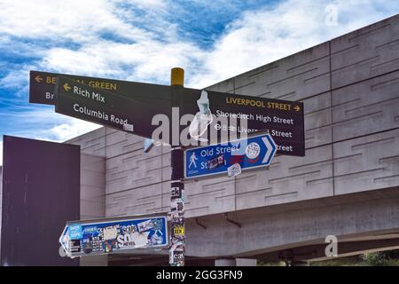DAS KUNST- UND KULTURVIERTEL IN LONDON RUND UM DIE BACKSTEINSTRASSE IST MIT KREATIVEN DESIGNS AUF STRASSENSCHILDERN AUSGESTATTET Stockfoto