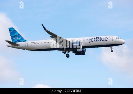 JetBlue Airways, Jet Blue Airline Airbus A321NEO Airliner Jet-Flugzeug N4048J Landung am Flughafen London Heathrow, Großbritannien. Neue Fluggesellschaft in Heathrow Stockfoto