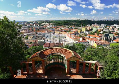 Stadt Brünn - Tschechische Republik - Europa. Schöne Aussicht auf die Stadt und Häuser an einem sonnigen Sommertag. Stockfoto