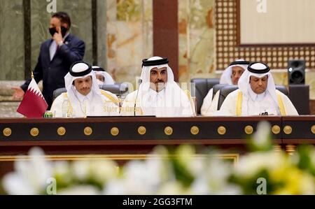 Bagdad, Irak. August 2021. Ein Handout-Bild, das am Samstag, dem 28. August 2021, vom irakischen Medienbüro veröffentlicht wurde, zeigt den Emir Sheikh Tamim al-Thani aus Katar während der Konferenz in Bagdad in der irakischen Hauptstadt. Foto vom irakischen Premierminister, Medienbüro/UPI Quelle: UPI/Alamy Live News Stockfoto