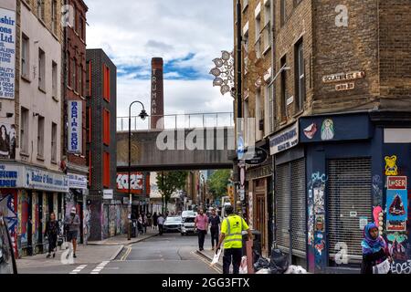 LONDONER KUNST- UND KULTURVIERTEL UM DIE BACKSTEINSTRASSE MIT KREATIVEN ENTWÜRFEN FÜR DEN BACKSTEINKAMIN DER ALTEN TRUMAN BRAUEREI Stockfoto