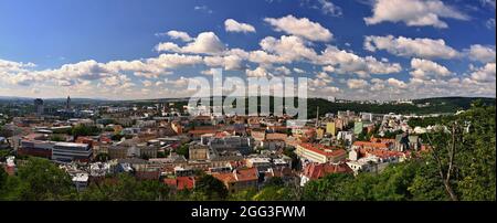 Stadt Brünn - Tschechische Republik - Europa. Schöne Aussicht auf die Stadt und Häuser an einem sonnigen Sommertag. Stockfoto