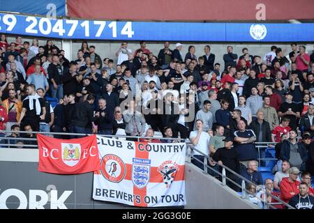 CARDIFF, GROSSBRITANNIEN. 28. AUGUST Fans von Bristol City während des Sky Bet Championship-Spiels zwischen Cardiff City und Bristol City im Cardiff City Stadium, Cardiff am Samstag, 28. August 2021. (Kredit: Jeff Thomas | MI Nachrichten) Kredit: MI Nachrichten & Sport /Alamy Live Nachrichten Stockfoto