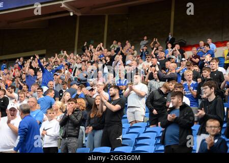 CARDIFF, GROSSBRITANNIEN. 28. AUGUST Fans von Cardiff City während des Sky Bet Championship-Spiels zwischen Cardiff City und Bristol City im Cardiff City Stadium, Cardiff am Samstag, 28. August 2021. (Kredit: Jeff Thomas | MI Nachrichten) Kredit: MI Nachrichten & Sport /Alamy Live Nachrichten Stockfoto