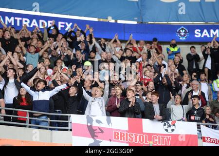 CARDIFF, GROSSBRITANNIEN. 28. AUGUST Fans von Bristol City während des Sky Bet Championship-Spiels zwischen Cardiff City und Bristol City im Cardiff City Stadium, Cardiff am Samstag, 28. August 2021. (Kredit: Jeff Thomas | MI Nachrichten) Kredit: MI Nachrichten & Sport /Alamy Live Nachrichten Stockfoto