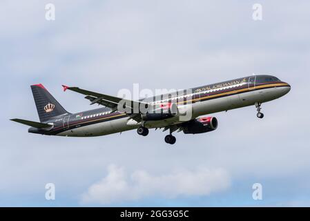 Royal Jordanian Airlines Airbus A321-Flugzeug JY-AYV, das am Flughafen London Heathrow, Großbritannien, landet. Stockfoto