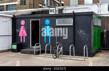 LONDONER KUNST- UND KULTURVIERTEL UM DIE BRICK LANE MIT KREATIVEN DESIGNS UND SLOGANS TOILETTEN Stockfoto