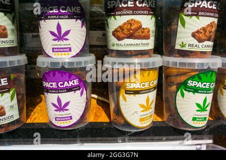 Amsterdam, Holland, Ladenfront, Detail, Geschenkladen, Marihuana- und legale Drogen-Waren im Schaufenster, Naturprodukte-Laden, Cannabisladen Stockfoto