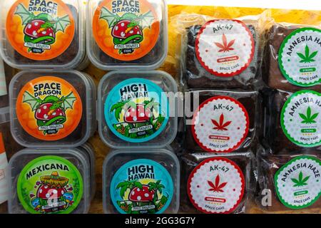 Amsterdam, Holland, Marihuana und legales Drogeriegeschäft, Produkte im Vorderfenster Stockfoto