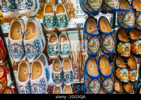 Amsterdam, Holland, Niederlande, Blumenmarkt, traditionelle holländische Holzschuhe zu sehen Stockfoto