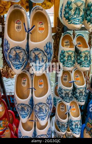 Amsterdam, Holland, Niederlande, Blumenmarkt, traditionelle holländische Holzschuhe zu sehen Stockfoto