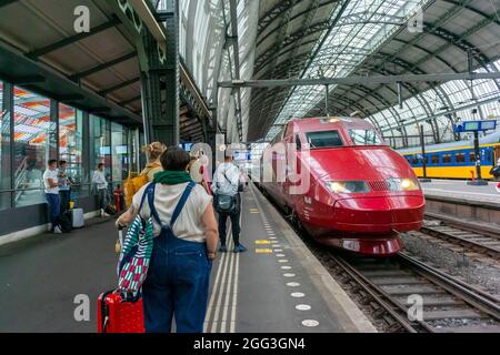 Amsterdam, Holland, Niederlande, Leute, die auf den TGV-Zug auf dem Bahnsteig im Hauptbahnhof warten, Frau, THALYS EUROSTAR SNCF Stockfoto