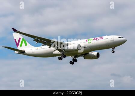 WaMos Air Airbus A330, ein Flugzeug, das am Flughafen London Heathrow, Großbritannien, landet, mit afghanischen Flüchtlingen, Rückführungen, Flüge von Dubai. Afghanistan Stockfoto