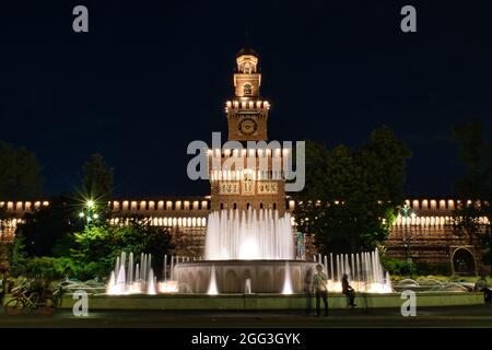 Castello Sforza, Castello Sforzesco bei Nacht. Es ist eines der Top-Wahrzeichen von Mailand und ein schöner Touristenort in der Dämmerung Stockfoto