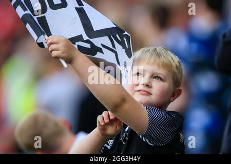 Derby, Großbritannien. August 2021. Junger Derby-Fan winkt am 8/28/2021 in Derby, Großbritannien, mit seiner Teamflagge. (Foto von Conor Molloy/News Images/Sipa USA) Quelle: SIPA USA/Alamy Live News Stockfoto