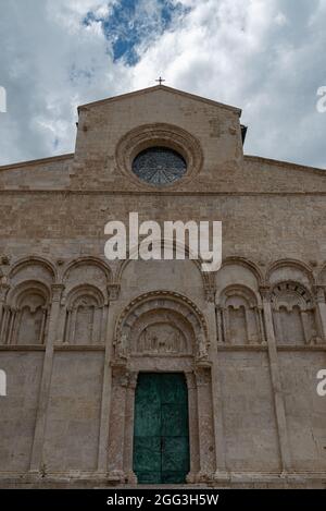 Von erheblichem architektonischem Interesse ist die apulische Kathedrale im romanischen Stil, in der sich die Körper der Schutzheiligen der Stadt, Basso und Timoteo, befinden Stockfoto