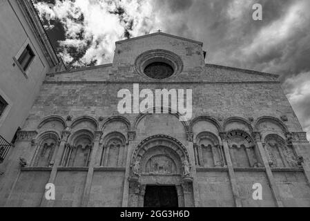 Von erheblichem architektonischem Interesse ist die apulische Kathedrale im romanischen Stil, in der sich die Körper der Schutzheiligen der Stadt, Basso und Timoteo, befinden Stockfoto