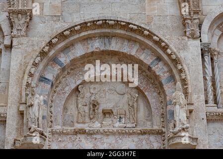 Von erheblichem architektonischem Interesse ist die apulische Kathedrale im romanischen Stil, in der sich die Körper der Schutzheiligen der Stadt, Basso und Timoteo, befinden Stockfoto