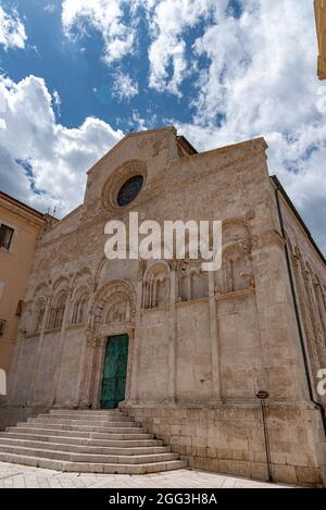 Von erheblichem architektonischem Interesse ist die apulische Kathedrale im romanischen Stil, in der sich die Körper der Schutzheiligen der Stadt, Basso und Timoteo, befinden Stockfoto