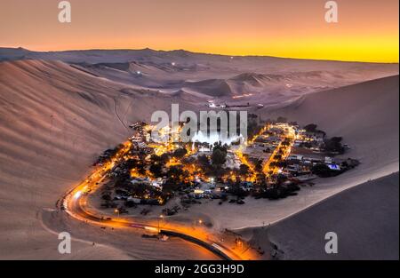 Luftaufnahme der Oase Huacachina in Peru bei Sonnenuntergang Stockfoto