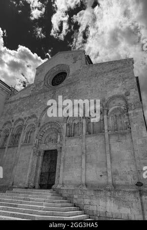 Von erheblichem architektonischem Interesse ist die apulische Kathedrale im romanischen Stil, in der sich die Körper der Schutzheiligen der Stadt, Basso und Timoteo, befinden Stockfoto