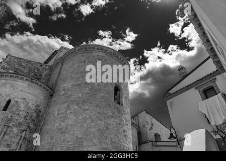 Von erheblichem architektonischem Interesse ist die apulische Kathedrale im romanischen Stil, in der sich die Körper der Schutzheiligen der Stadt, Basso und Timoteo, befinden Stockfoto