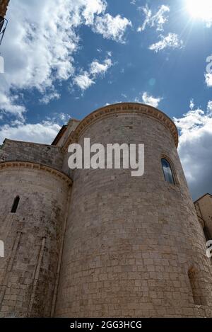 Von erheblichem architektonischem Interesse ist die apulische Kathedrale im romanischen Stil, in der sich die Körper der Schutzheiligen der Stadt, Basso und Timoteo, befinden Stockfoto