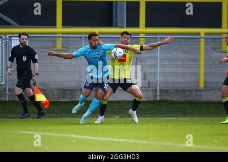 The EnviroVent Stadium, Harrogate, England - 28. August 2021 Sam Nombe (10) von Exeter und Connor Hall (20) von Harrogate kämpfen um den Ball - während des Spiels Harrogate gegen Exeter City, EFL League 2, 2021/22, im EnviroVent Stadium, Harrogate, England - 28. August 2021 Credit: Arthur Haigh/WhiteRoseFotos/Alamy Live News Stockfoto