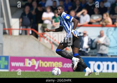 Morecambe, Großbritannien. August 2021. Dominic Iorfa #6 von Sheffield Mittwoch läuft mit dem Ball in Morecambe, Vereinigtes Königreich am 8/28/2021. (Foto von Simon Whitehead/News Images/Sipa USA) Quelle: SIPA USA/Alamy Live News Stockfoto