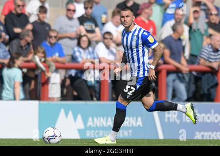 Morecambe, Großbritannien. August 2021. Jack Hunt #32 von Sheffield Mittwoch läuft mit dem Ball in Morecambe, Vereinigtes Königreich am 8/28/2021. (Foto von Simon Whitehead/News Images/Sipa USA) Quelle: SIPA USA/Alamy Live News Stockfoto