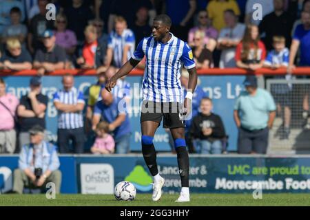 Morecambe, Großbritannien. August 2021. Dominic Iorfa #6 von Sheffield Mittwoch mit dem Ball in Morecambe, Vereinigtes Königreich am 8/28/2021. (Foto von Simon Whitehead/News Images/Sipa USA) Quelle: SIPA USA/Alamy Live News Stockfoto