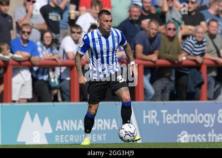 Morecambe, Großbritannien. August 2021. Jack Hunt #32 von Sheffield Mittwoch mit dem Ball in Morecambe, Vereinigtes Königreich am 8/28/2021. (Foto von Simon Whitehead/News Images/Sipa USA) Quelle: SIPA USA/Alamy Live News Stockfoto