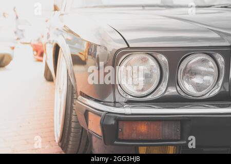 Retro-Autoscheinwerfer. Alte Oldtimer-Automobil-Vorderseite mit runden Lichtern. Stockfoto