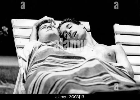 l-r: Rupert Graves, Ian Sears in A MADHOUSE IN GOA von Martin Sherman am Lyric Theatre Hammersmith, London W6 28/04/1989 Design: Ultz Beleuchtung: Gerry Jenkinson Regie: Robert Allan Ackerman Stockfoto