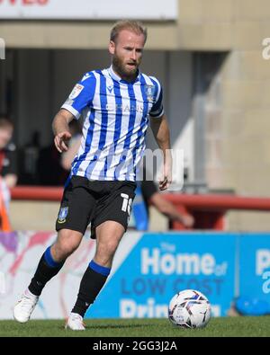 Morecambe, Großbritannien. August 2021. Barry Bannan #10 von Sheffield Mittwoch läuft mit dem Ball in Morecambe, Vereinigtes Königreich am 8/28/2021. (Foto von Simon Whitehead/News Images/Sipa USA) Quelle: SIPA USA/Alamy Live News Stockfoto