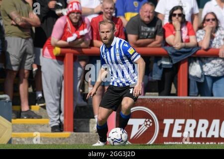 Morecambe, Großbritannien. August 2021. Barry Bannan #10 von Sheffield Mittwoch mit dem Ball in Morecambe, Vereinigtes Königreich am 8/28/2021. (Foto von Simon Whitehead/News Images/Sipa USA) Quelle: SIPA USA/Alamy Live News Stockfoto