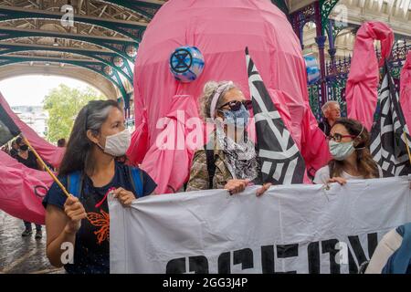 London, Großbritannien. August 2021. Der diesjährige Animal Rights march von Animal Rebellion ist Teil von Extinction Rebellion's Impossible Rebellion. Mehrere Tausend marschierten vom Smithfield Market zu kurzen Kundgebungen im Hauptquartier von Unilever, Cargill, der Schlachthöfe und Fleischfabriken führt und der Marine Stewardship Council, der sich an der brutalen Fischereiindustrie beteiligt, bevor er nach Smithfield zurückkehrte. Peter Marshall/Alamy Live News Stockfoto