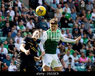 Easter Road, Leith, Edinburg, Großbritannien. August 2021. Schottischer Premier League-Fußball, Hibernian gegen Livingston; Kevin Nisbet von Hibernian bekommt seinen Kopf zum Tor Credit: Action Plus Sports/Alamy Live News Stockfoto