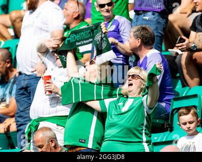 Easter Road, Leith, Edinburg, Großbritannien. August 2021. Schottischer Premier League-Fußball, Hibernian gegen Livingston; Hibs-Fans kommen vor dem Anpfiff hinter ihr Team zurück Credit: Action Plus Sports/Alamy Live News Stockfoto