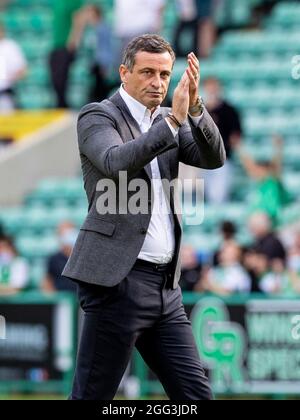 Easter Road, Leith, Edinburg, Großbritannien. August 2021. Fußball der schottischen Premier League, Hibernian gegen Livingston; Jack Ross Hibernian Manager feiert den Sieg in Vollzeit Credit: Action Plus Sports/Alamy Live News Stockfoto