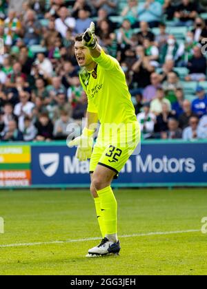 Easter Road, Leith, Edinburg, Großbritannien. August 2021. Fußball der schottischen Premier League, Hibernian gegen Livingston; Maksymilian Stryjek von Livingston ruft Befehle zu seiner Verteidigung aus Credit: Action Plus Sports/Alamy Live News Stockfoto