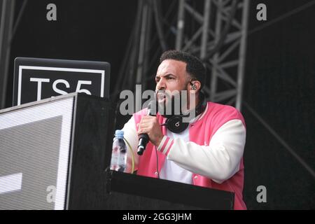 Portsmouth, Großbritannien. August 2021. Craig Ashley David MBE Sänger, Songwriter, Rapper, Plattenproduzent und DJ spielt seinen Craig David TS5 dj und sein Vocal Set live auf der Bühne während des Victorious Festival in Southsea. Kredit: SOPA Images Limited/Alamy Live Nachrichten Stockfoto