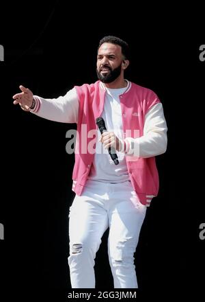 Portsmouth, Großbritannien. August 2021. Craig Ashley David MBE Sänger, Songwriter, Rapper, Plattenproduzent und DJ spielt seinen Craig David TS5 dj und sein Vocal Set live auf der Bühne während des Victorious Festival in Southsea. Kredit: SOPA Images Limited/Alamy Live Nachrichten Stockfoto