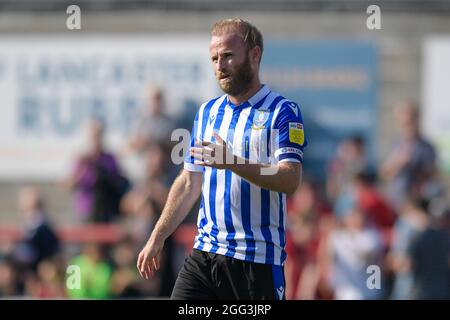 Morecambe, Großbritannien. August 2021. Barry Bannan #10 von Sheffield Wednesday in Aktion in Morecambe, Vereinigtes Königreich am 8/28/2021. (Foto von Simon Whitehead/News Images/Sipa USA) Quelle: SIPA USA/Alamy Live News Stockfoto